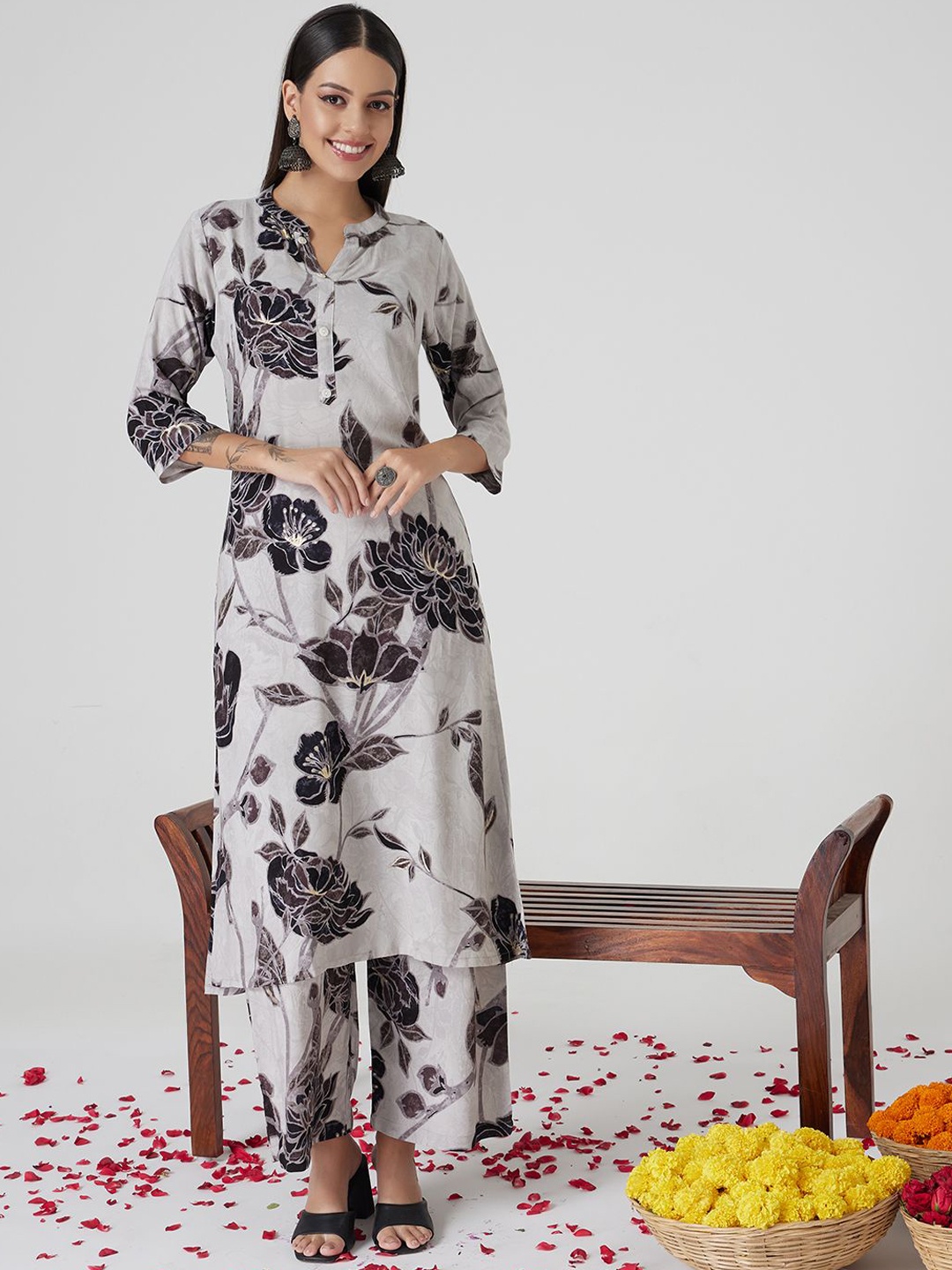 

VESH Floral Printed Mandarin Collar Straight Kurta with Palazzos, Grey