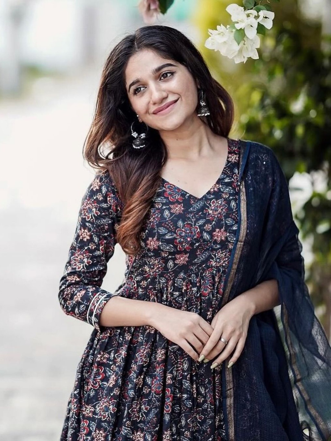 

GoSriKi Floral Printed Kurta with Trousers & Dupatta, Blue