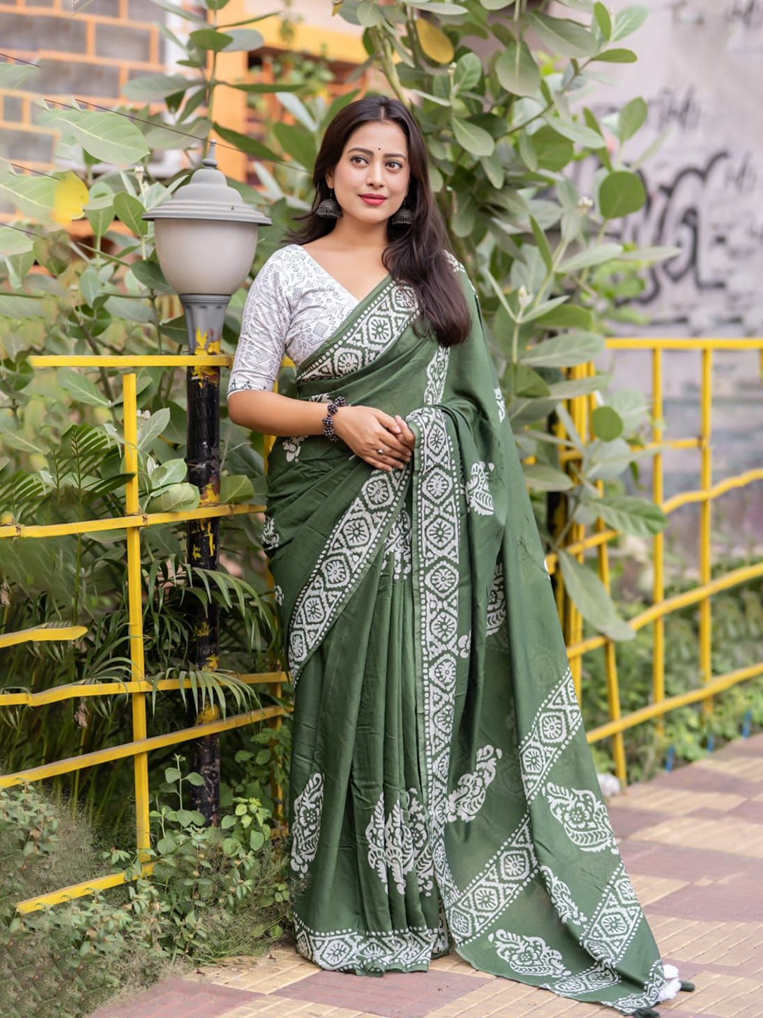 

STAVA CREATION Ethnic Motifs Printed Saree, Green