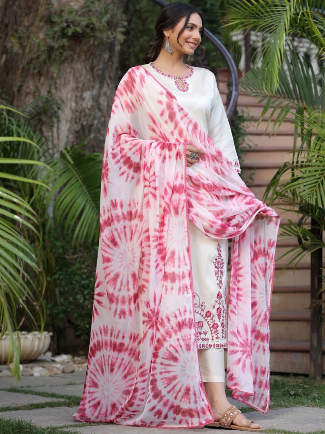 

GoSriKi Women Paisley Embroidered Regular Kurta with Trousers & With Dupatta, Cream