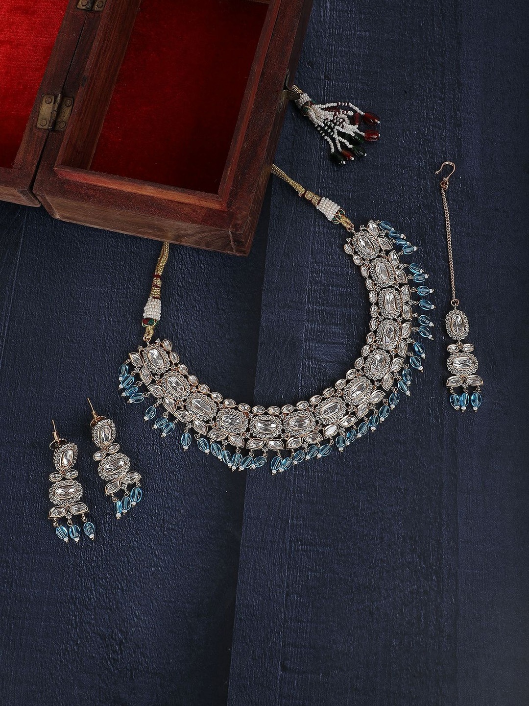 

AURAA TRENDS Gold-Plated Stone Studded & Beaded Jewellery Set