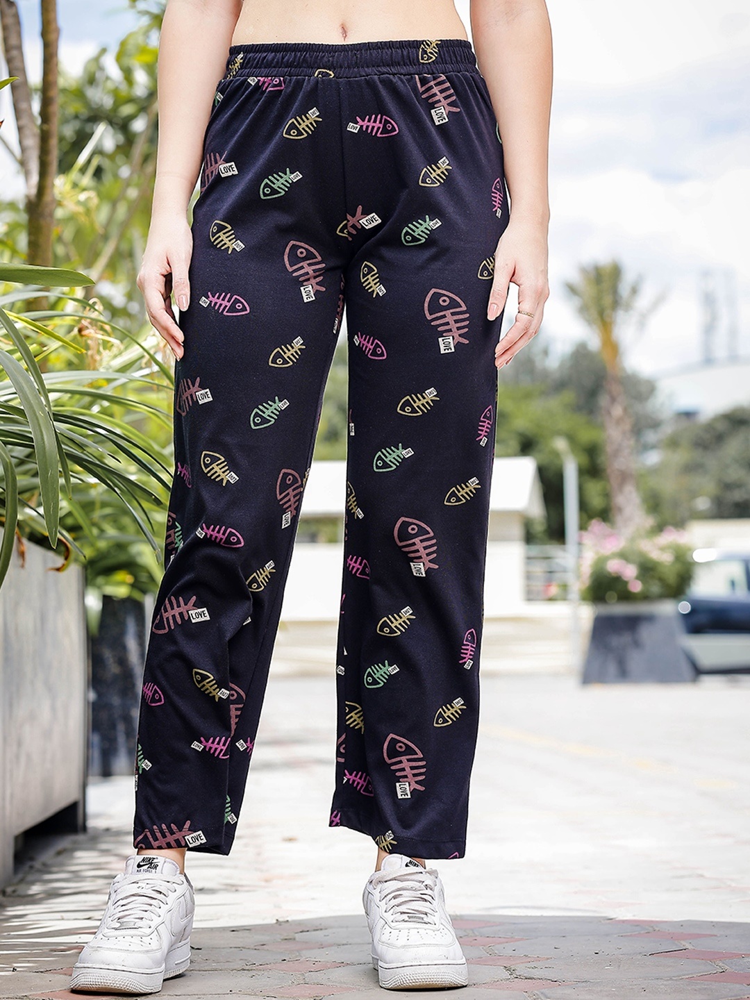 

HEYLAY Women Floral Printed Relaxed Trousers, Black