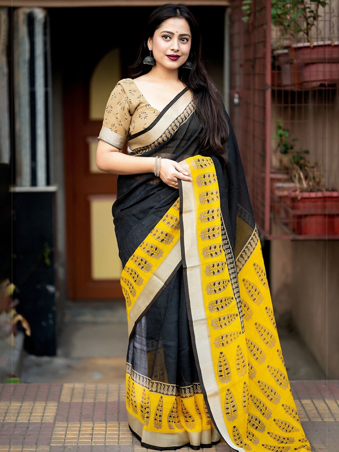 

STAVA CREATION Ethnic Motifs Printed Zari Saree, Black