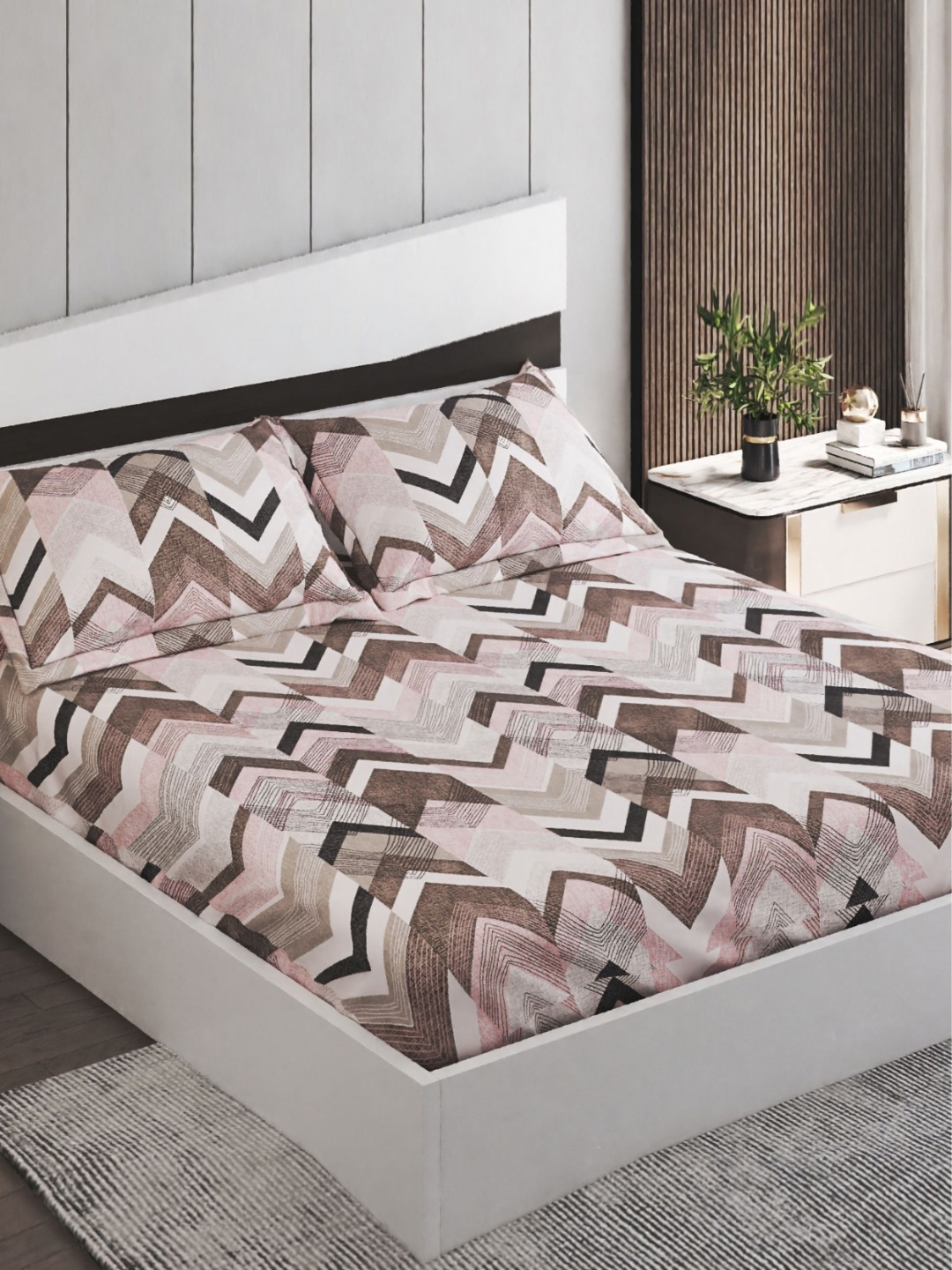

Home Centre Off White & Pink Geometric 130 TC Microfibre Queen Bedsheet & 2 Pillow Covers