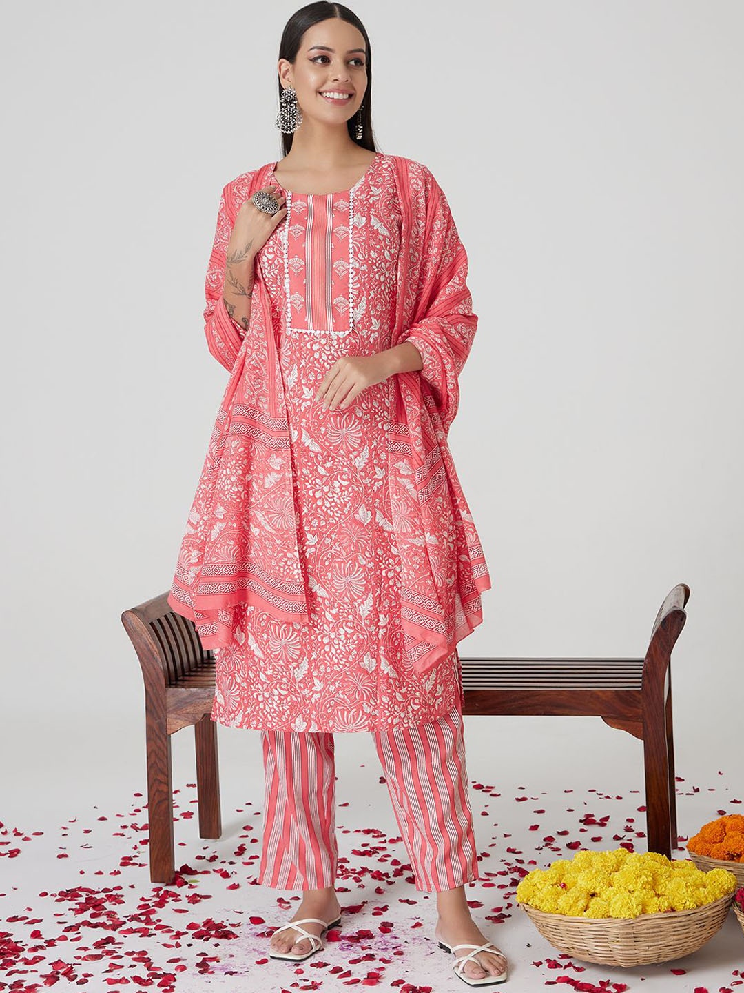 

VESH Women Floral Printed Regular Kurta with Trousers & With Dupatta, Pink