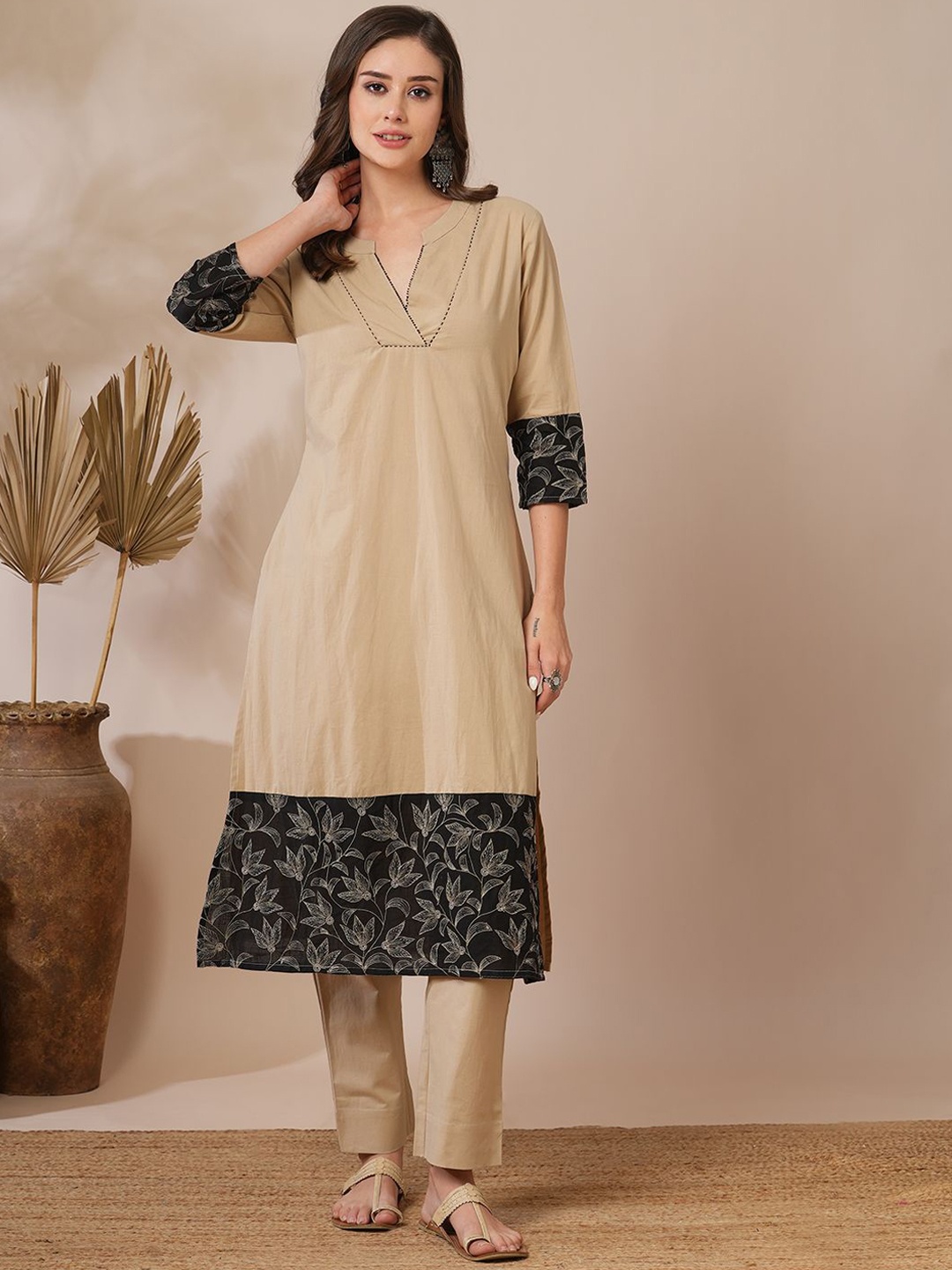 

FASHOR Printed Kurta With Trousers Co-Ords, Beige