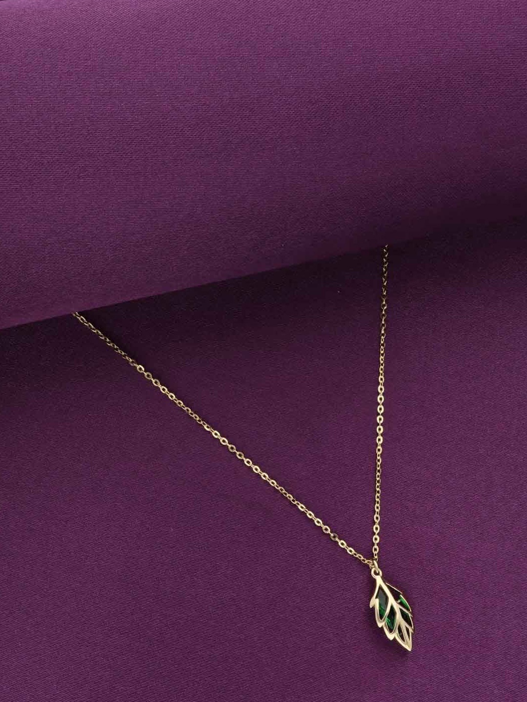 

KAI JEWEL 925 Sterling Silver Gold-Plated Leaf Shaped Pendant With Chain