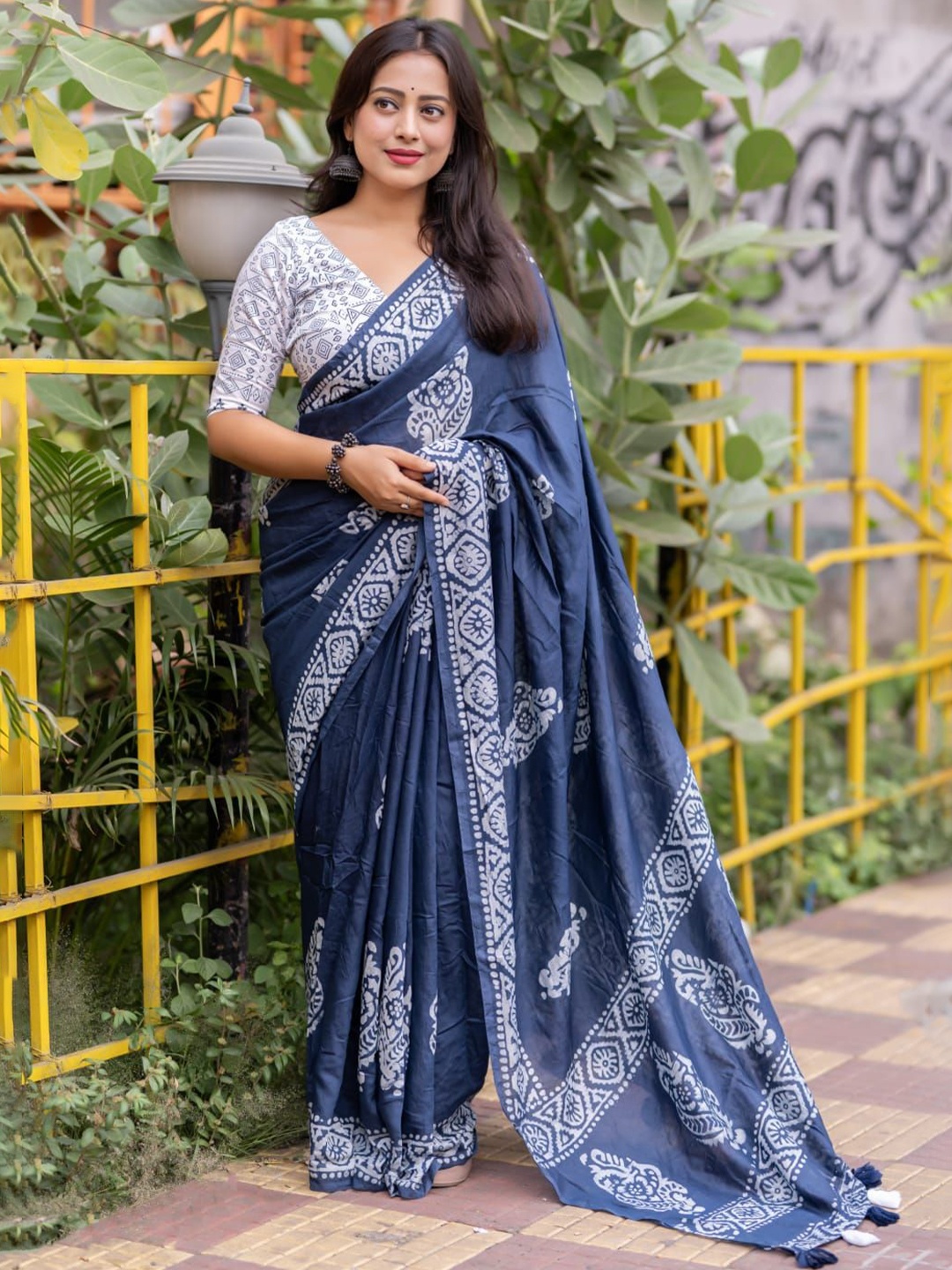 

STAVA CREATION Ethnic Motifs Printed Saree, Blue