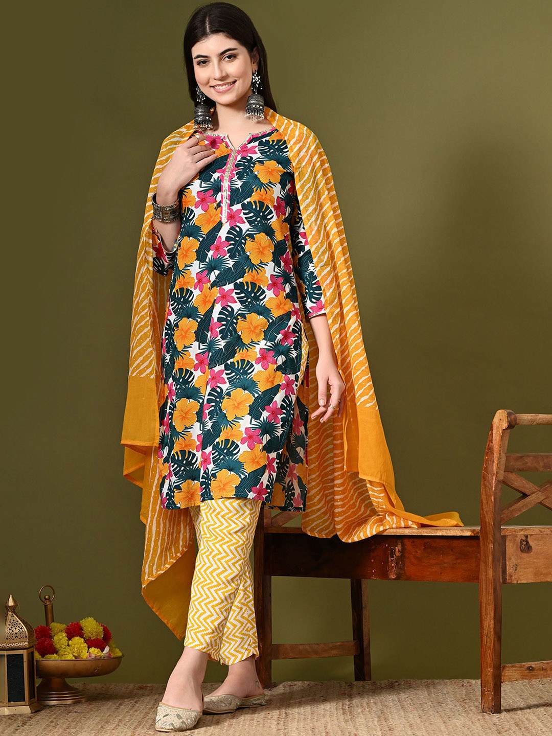 

ANNSH APPAREL Floral Printed Straight Kurta With Trouser & Dupatta, Yellow