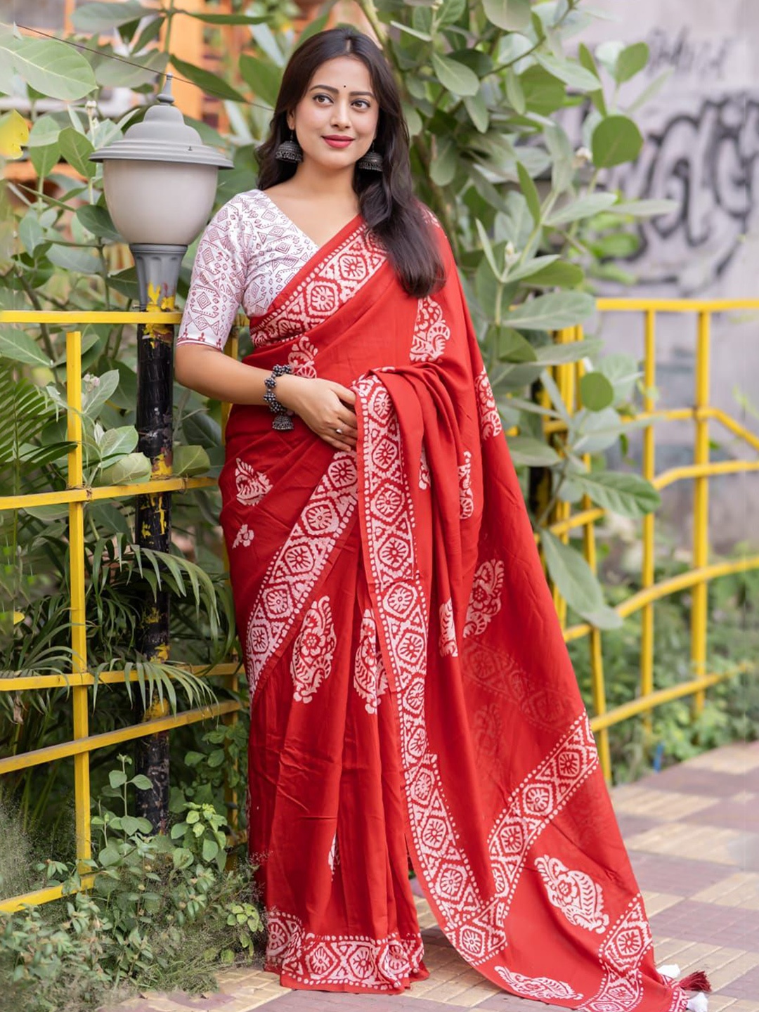 

STAVA CREATION Ethnic Motifs Printed Saree, Red
