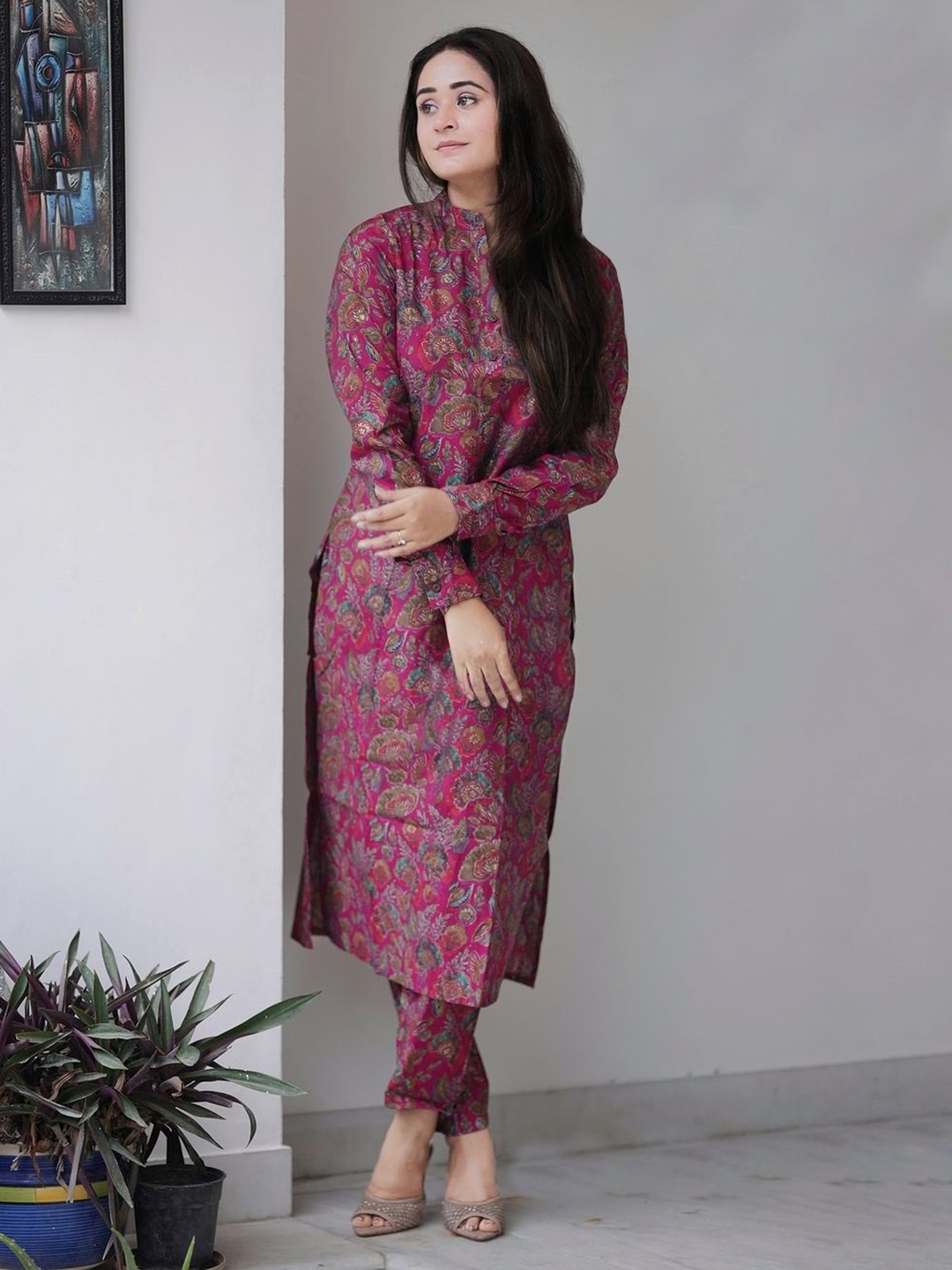 

GoSriKi Floral Printed Mandarin Collar Straight Kurta with Palazzos, Pink