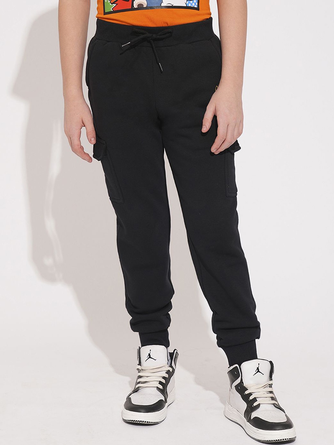 

Jack & Jones Junior Boys Solid Mid-Rise Regular Fit Joggers, Black