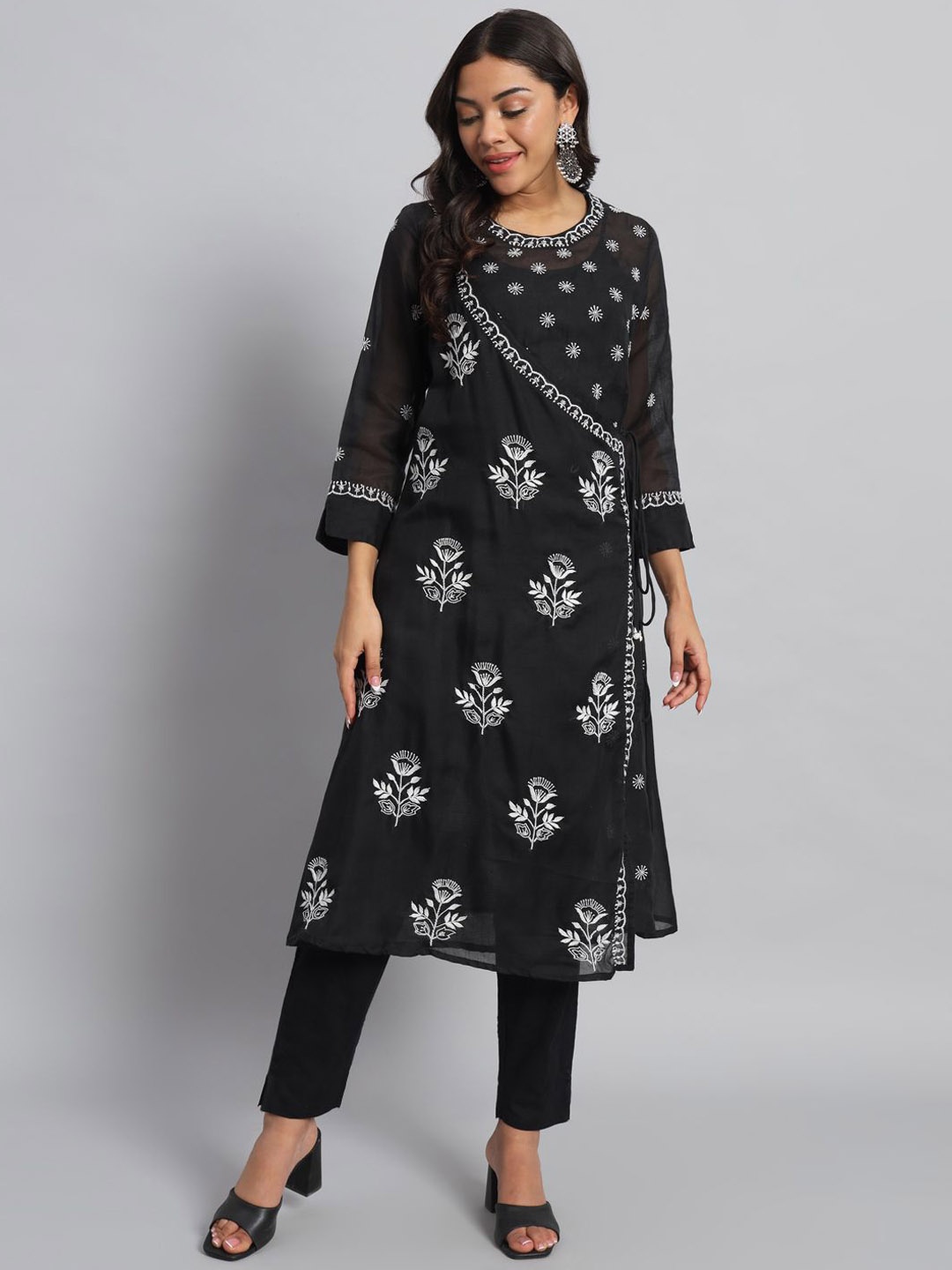 

akheri Women Ethnic Motifs Embroidered Flared Sleeves Chikankari Kurta, Black