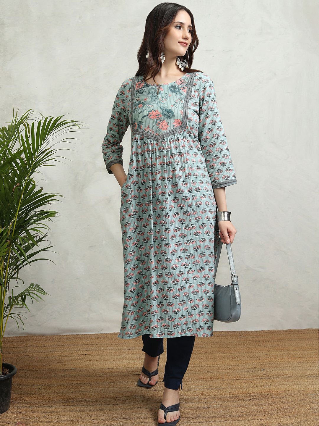 

Vishudh Women Floral Printed Thread Work Floral Kurta, Blue