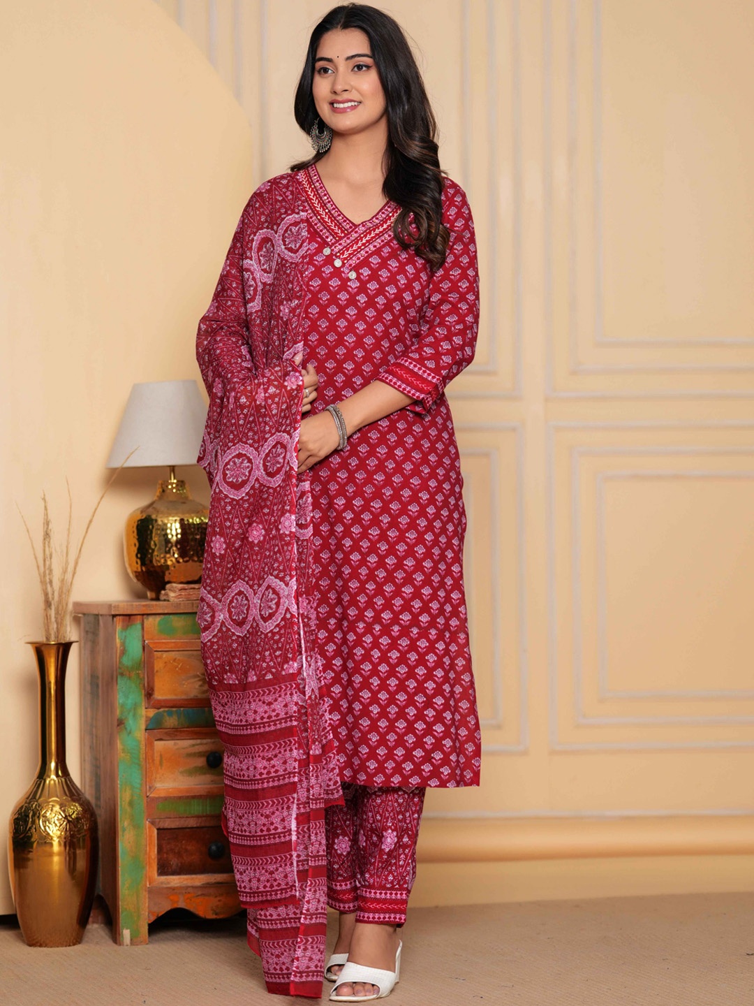 

YUSRA Floral Printed Thread Work Straight Kurta with Trousers & Dupatta, Red