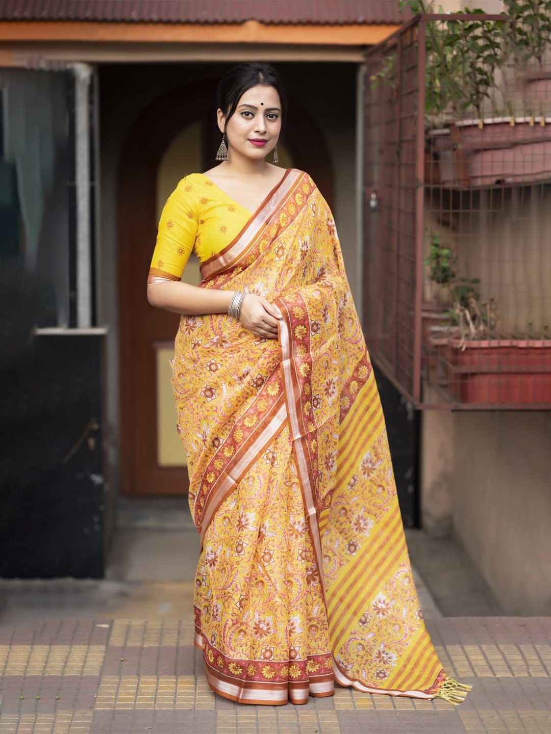 

STAVA CREATION Ethnic Motifs Printed Zari Saree, Yellow