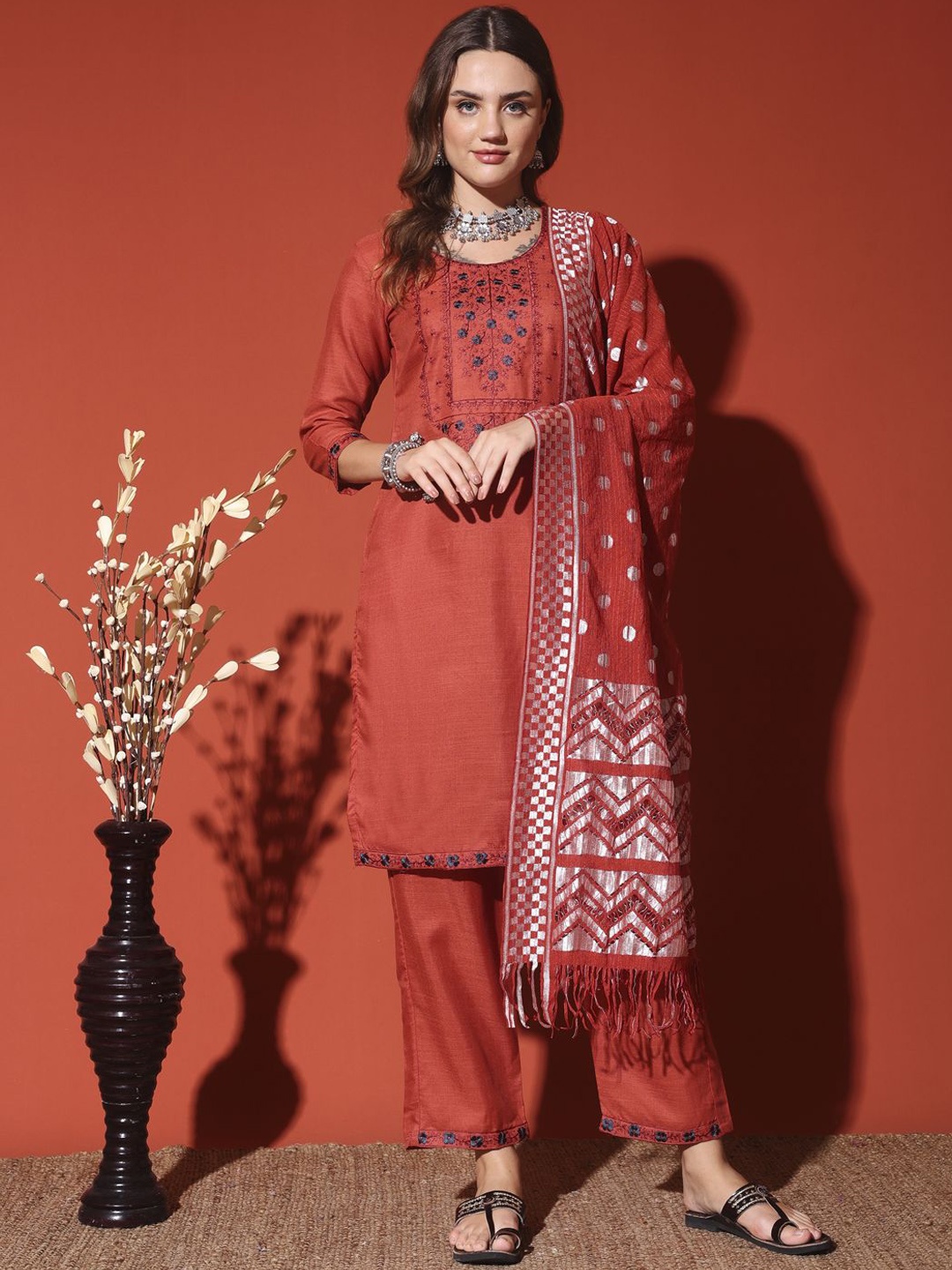 

ALENYGLAM Women Embroidered Regular Thread Work Kurta with Trousers & With Dupatta, Orange