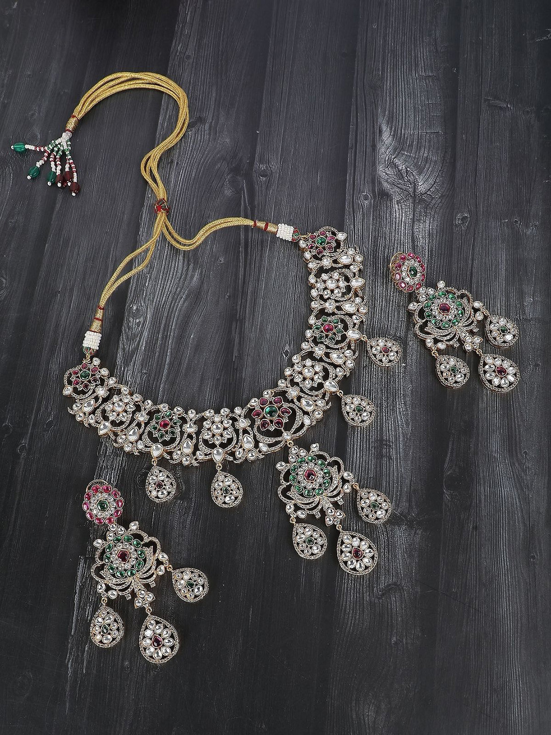 

AURAA TRENDS Gold-Plated Stone Studded & Beaded Jewellery Set