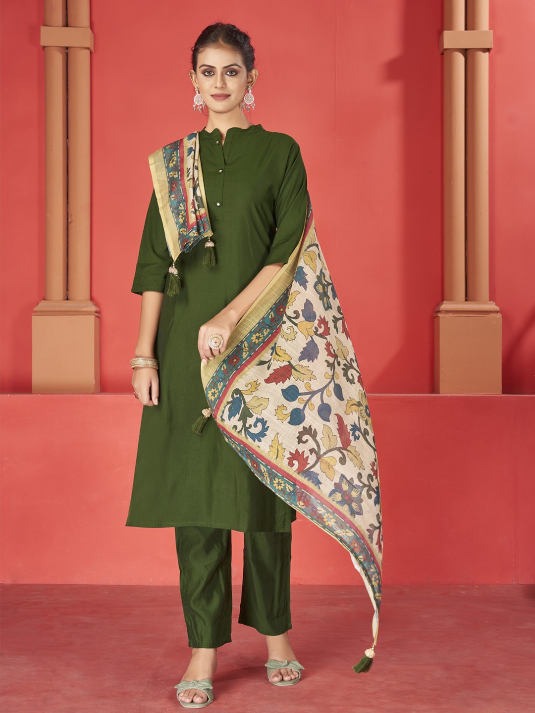 

STYLE SAMSARA Mandarin Collar Art Silk Regular Straight Kurta with Trousers & Dupatta, Green