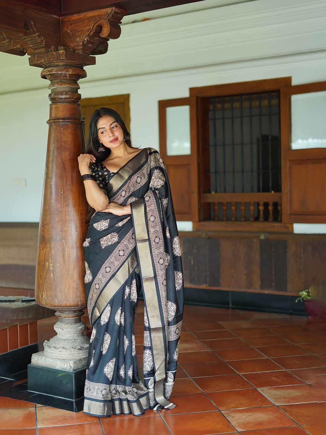 

STAVA CREATION Ethnic Motifs Printed Zari Saree, Black