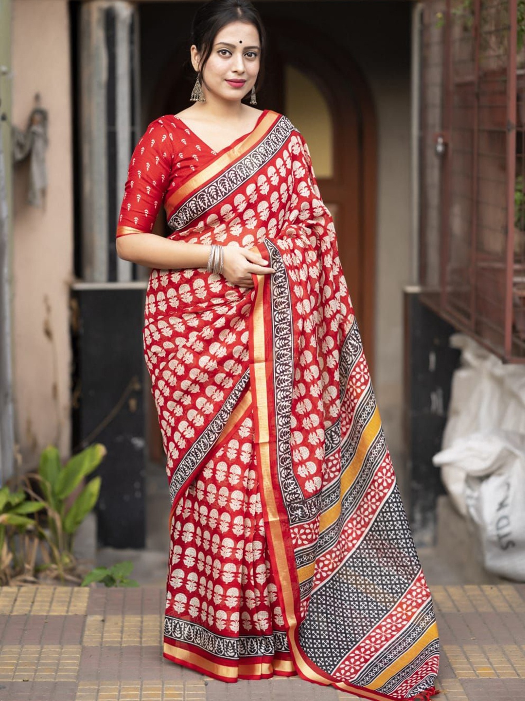 

STAVA CREATION Ethnic Motifs Printed Zari Saree, Red