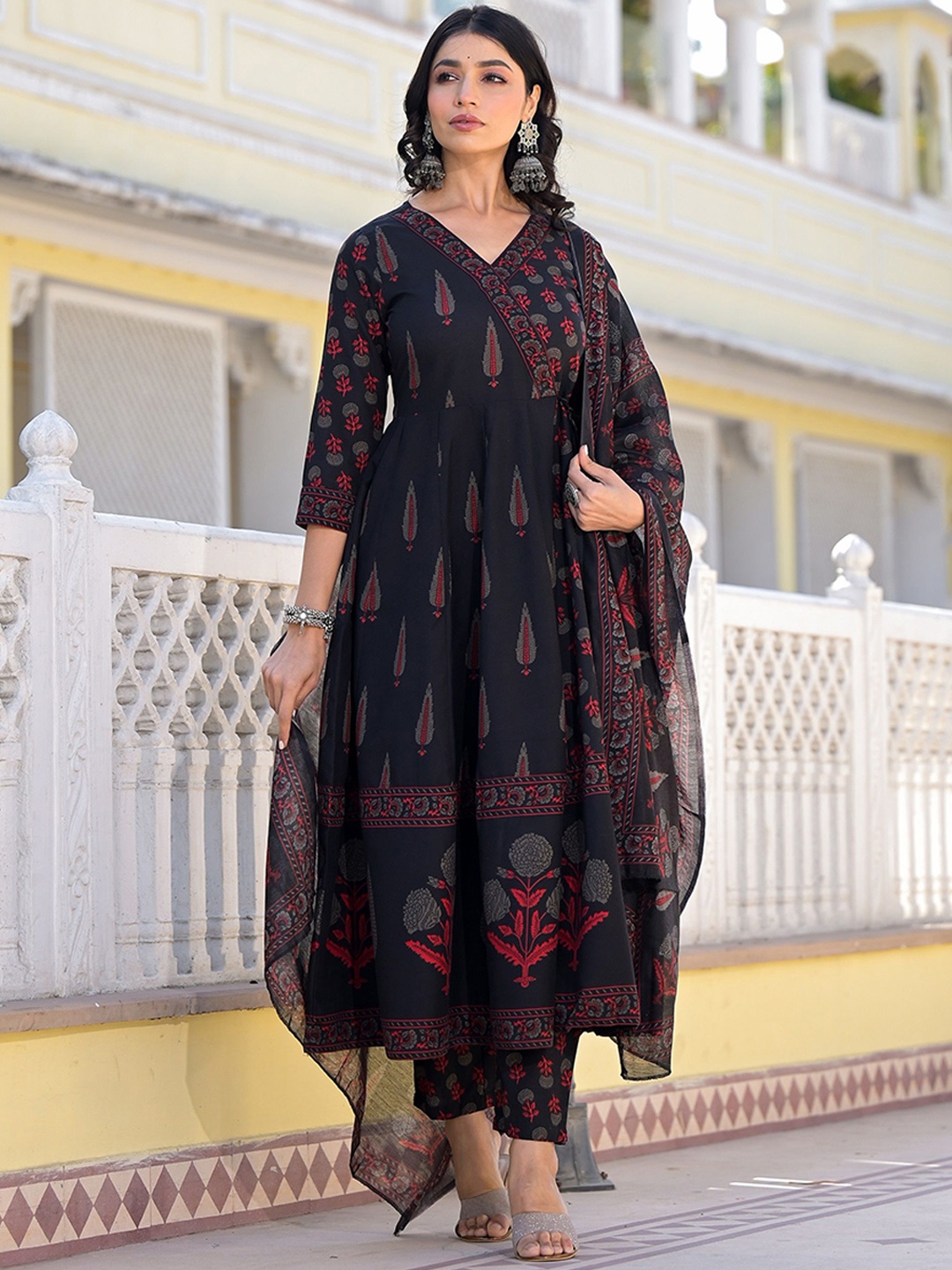 

KLOSIA Floral Printed Thread Work Anarkali Kurta With Trousers & Dupatta, Black