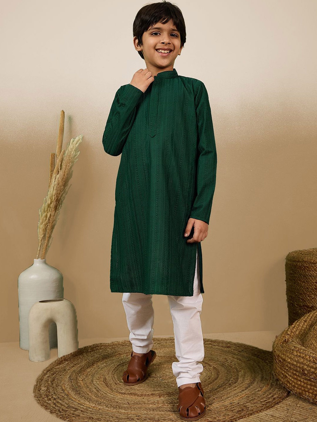 

Here&Now X Sanwara Boys Ethnic Motifs Embroidered Regular Chikankari Pure Cotton Kurta with Churidar, Green