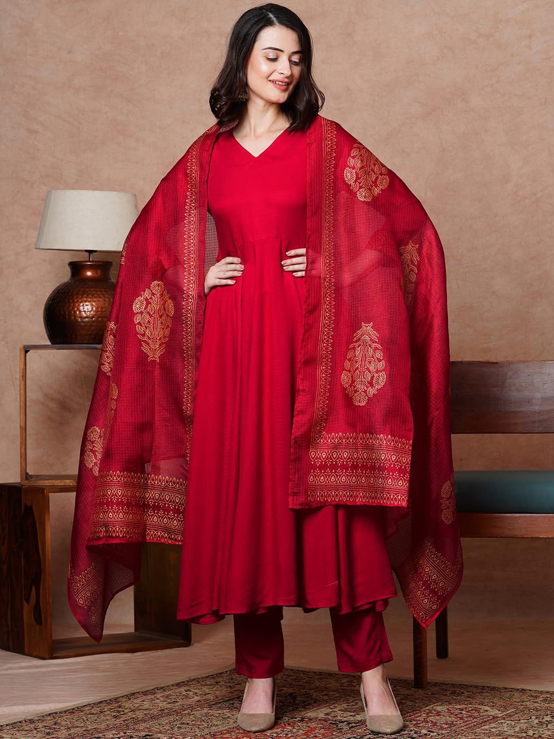 

GoSriKi Women Printed Regular Kurta with Trousers & With Dupatta, Red