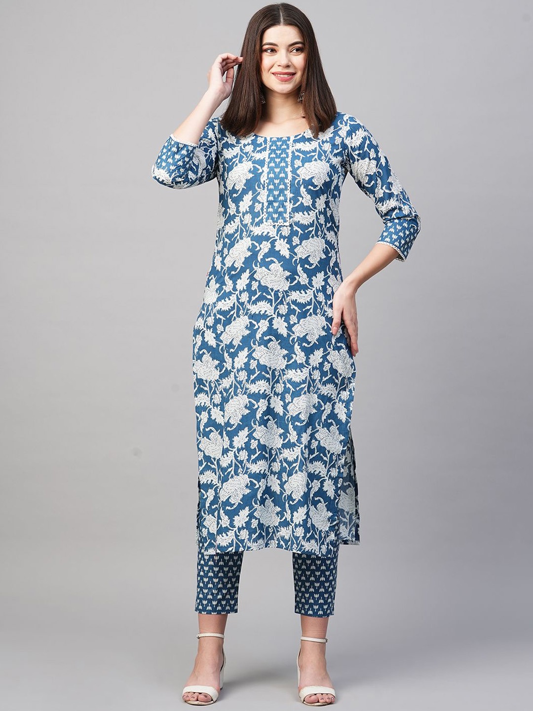 

GoSriKi Women Floral Printed Regular Kurta with Trousers, Blue