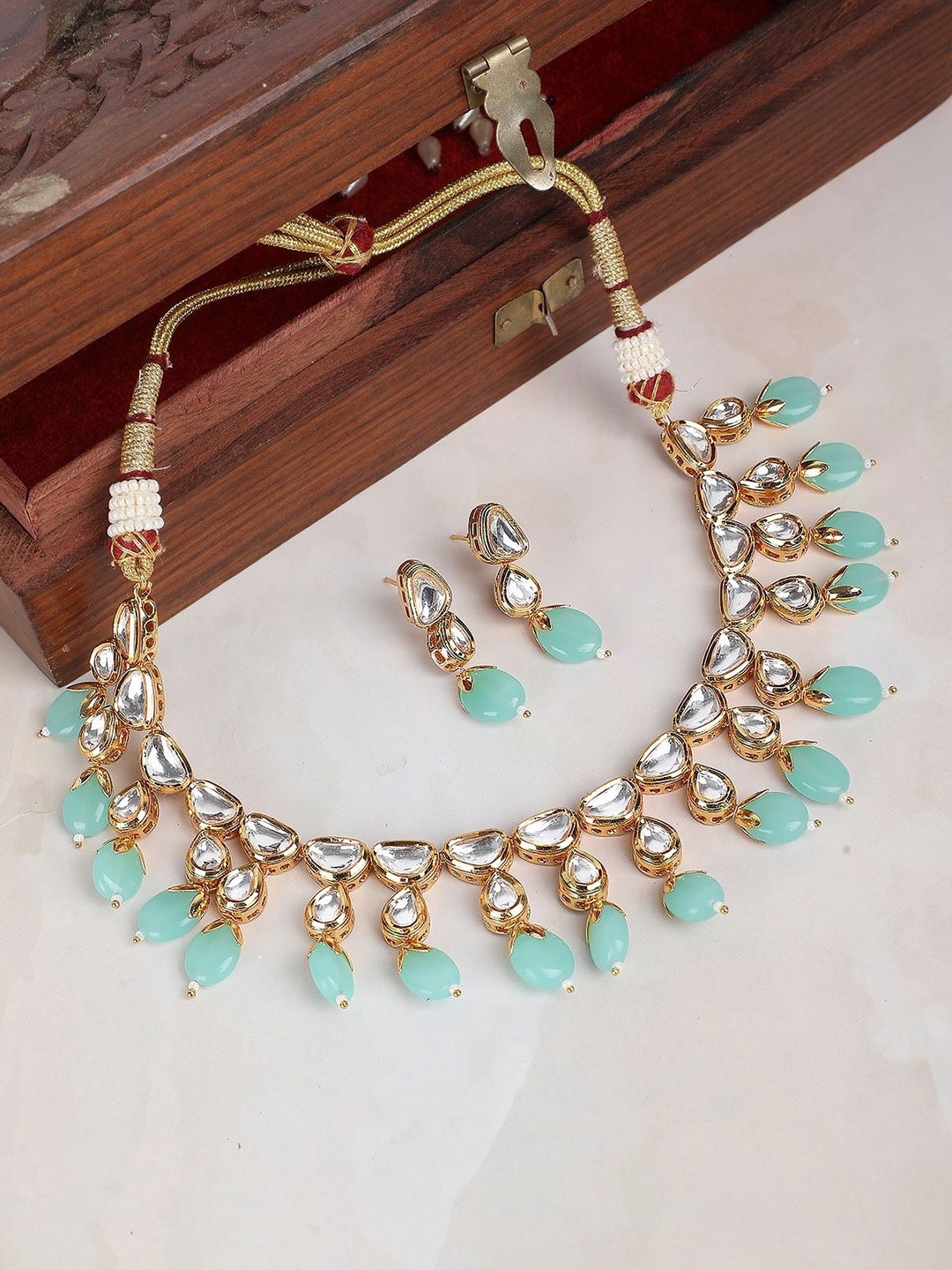 

AURAA TRENDS Gold-Plated Stone Studded & Beaded Jewellery Set