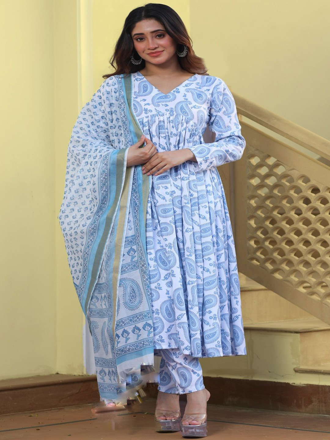 

MATTLOOK Women Floral Printed Regular Pure Cotton Kurta with Trousers & With Dupatta, White