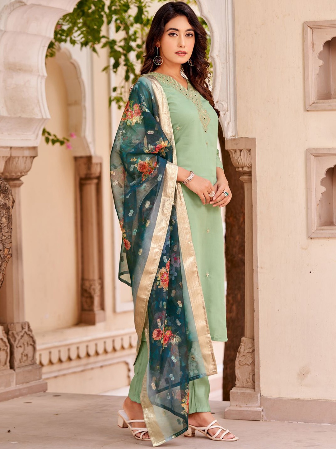

VredeVogel Ethnic Motifs Embroidered Straight Kurta with Trousers & Dupatta, Green