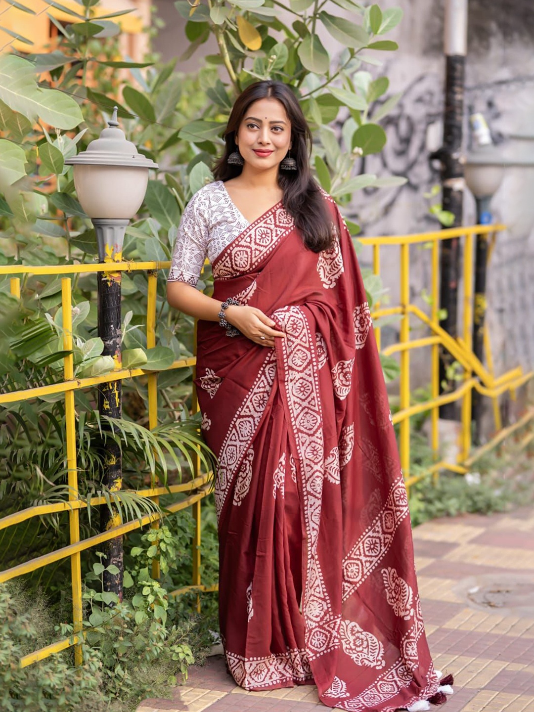 

STAVA CREATION Ethnic Motifs Printed Daily Wear Saree, Maroon