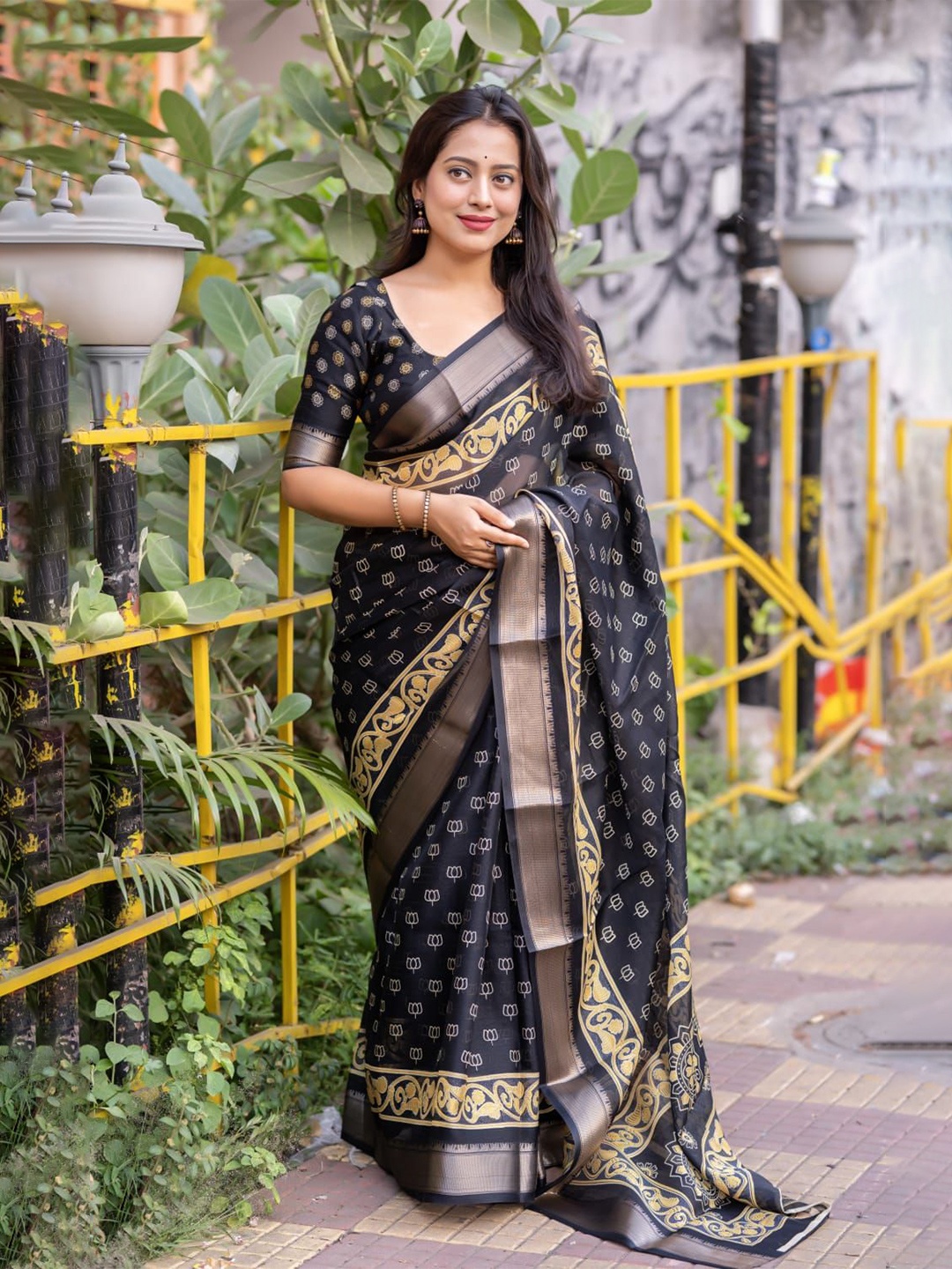 

STAVA CREATION Ethnic Motifs Printed Zari Saree, Black