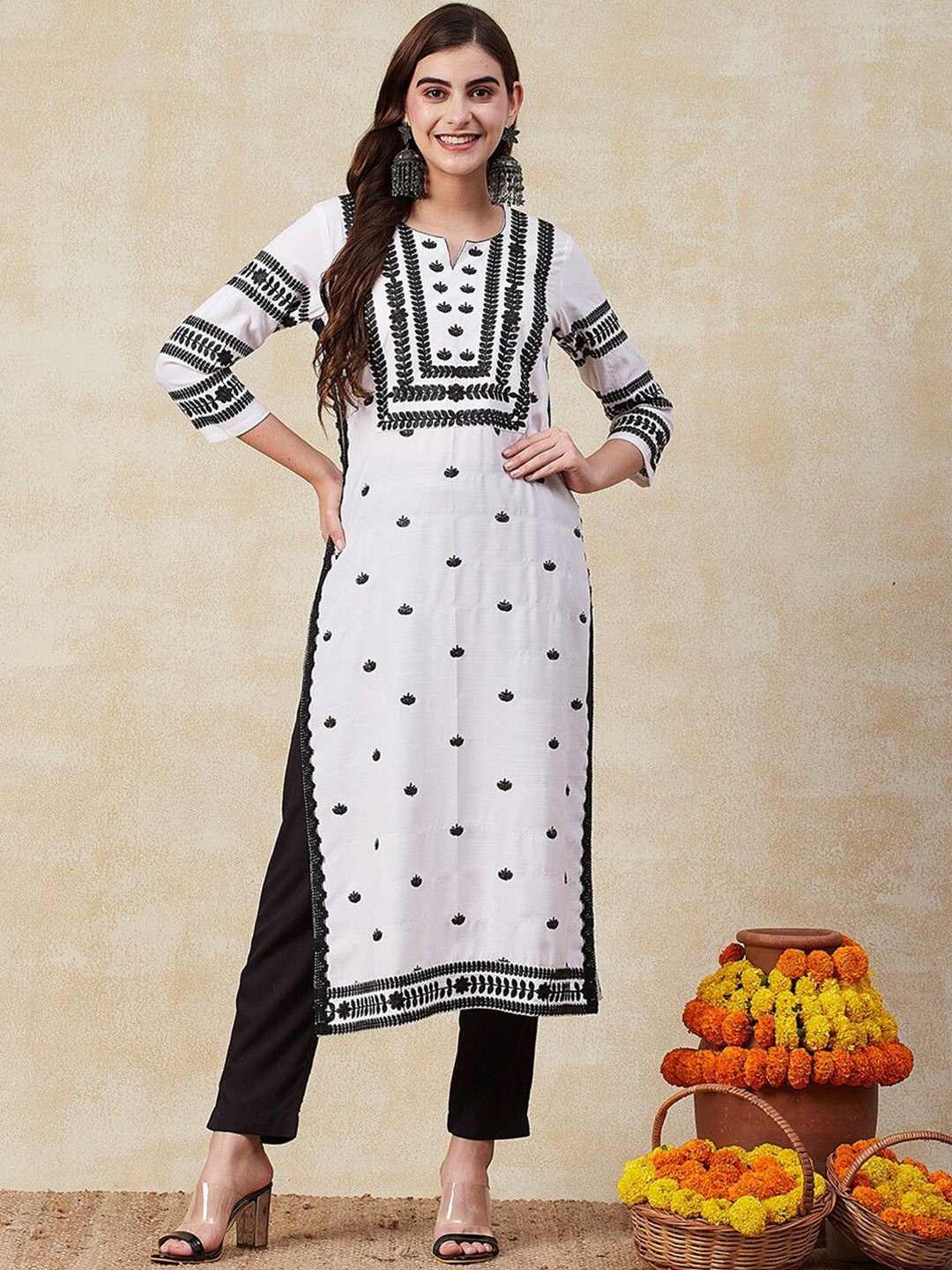 

GoSriKi Women Geometric Embroidered Thread Work Kurta, White