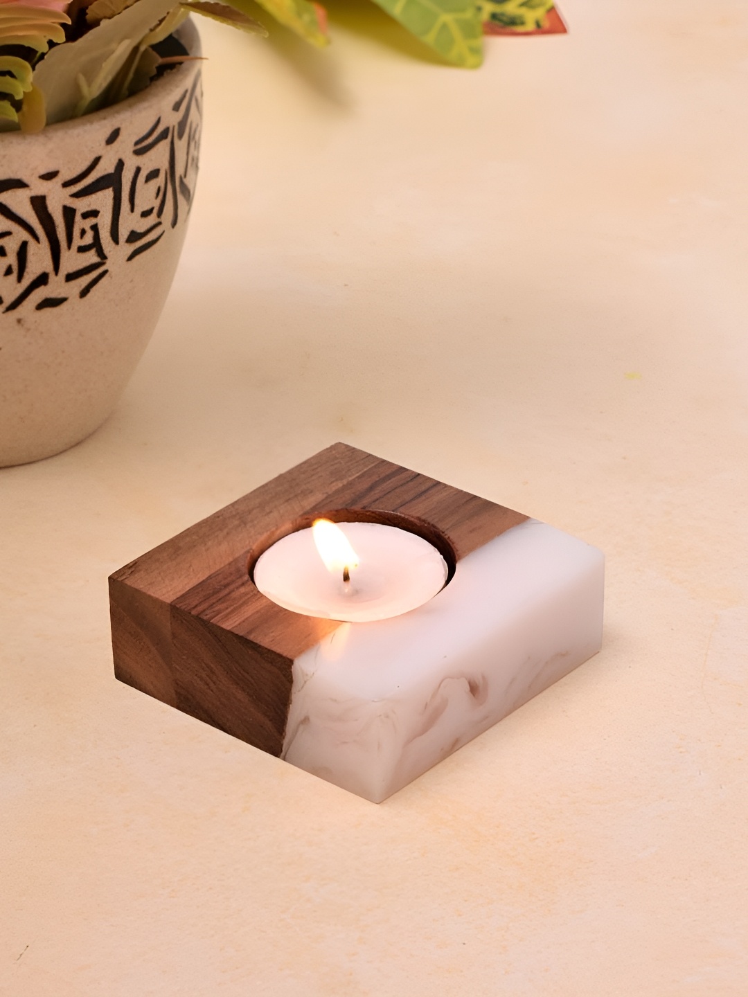 

Indianshelf White & Brown Wooden Candle Holder