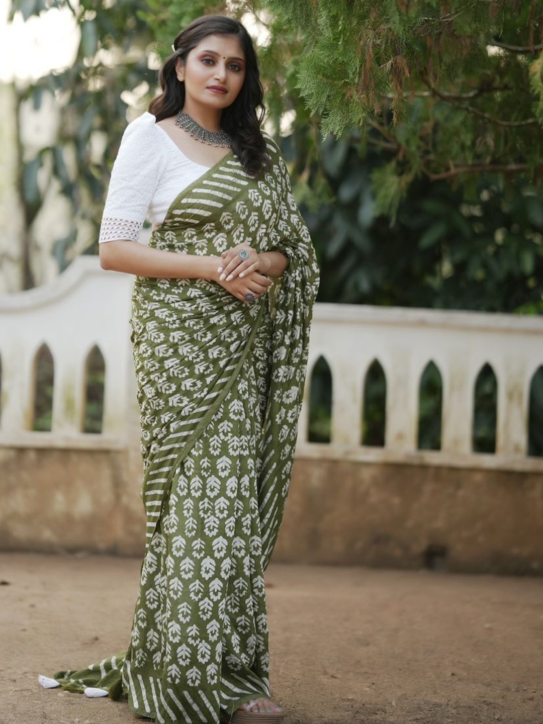 

STAVA CREATION Ethnic Motifs Printed Saree, Olive