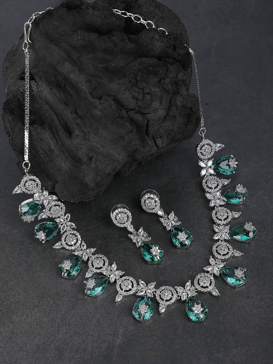 

AURAA TRENDS Silver-Plated Stone Jewellery Set