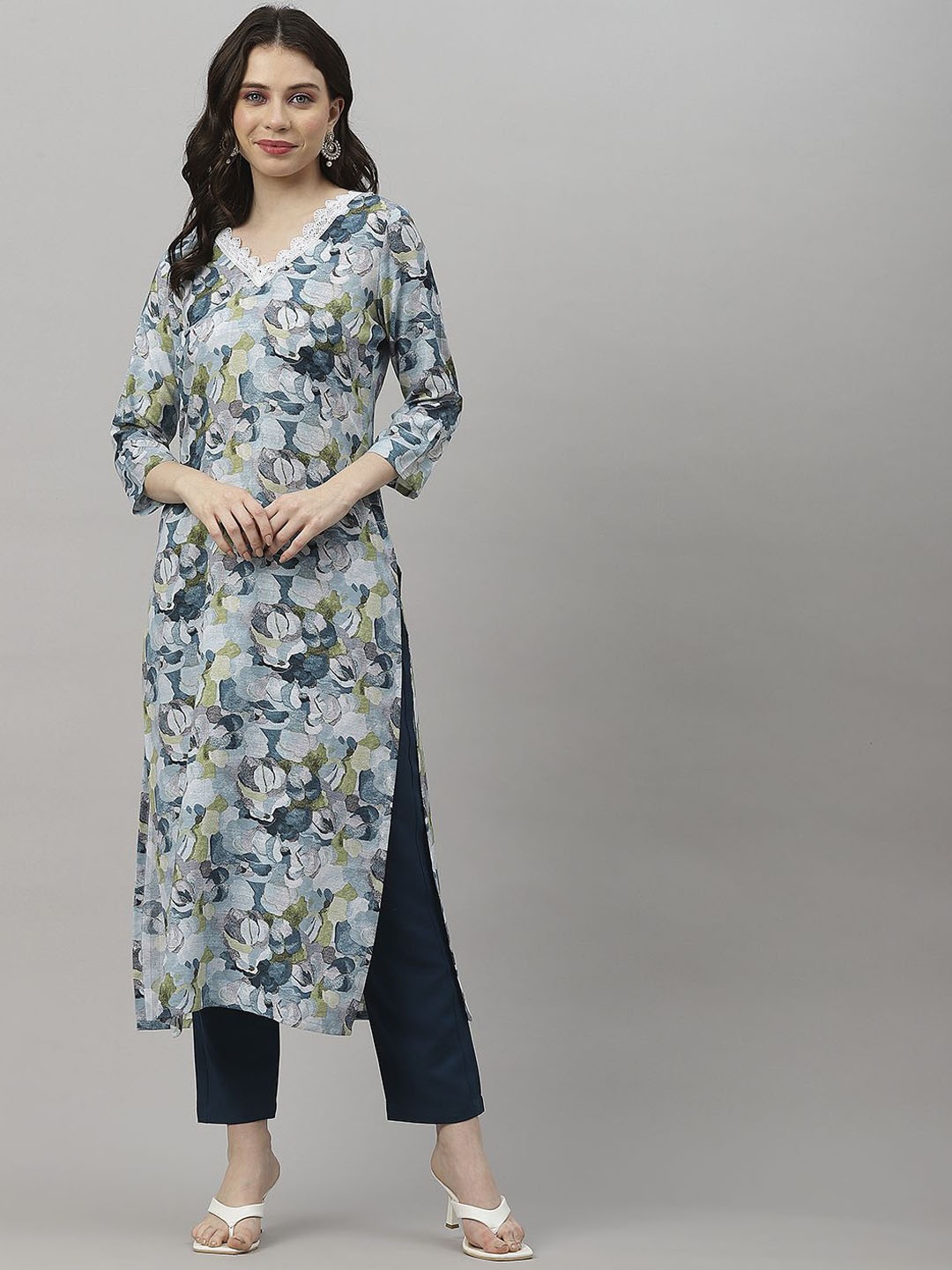 

GoSriKi Women Floral Printed Regular Kurta with Trousers, Turquoise blue