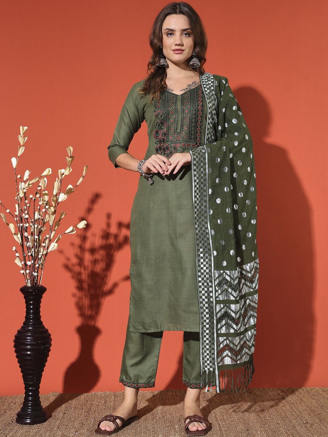 

ALENYGLAM Women Floral Embroidered Regular Thread Work Kurta with Trousers & With Dupatta, Olive