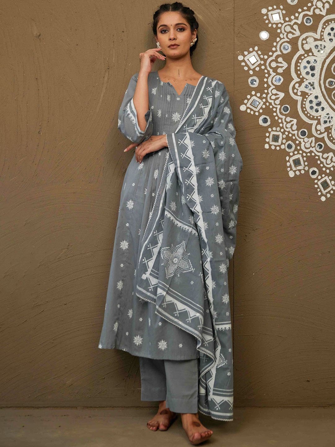 

PINK CACTII Women Floral Printed Pleated Pure Cotton Kurta with Pyjamas & With Dupatta, Grey