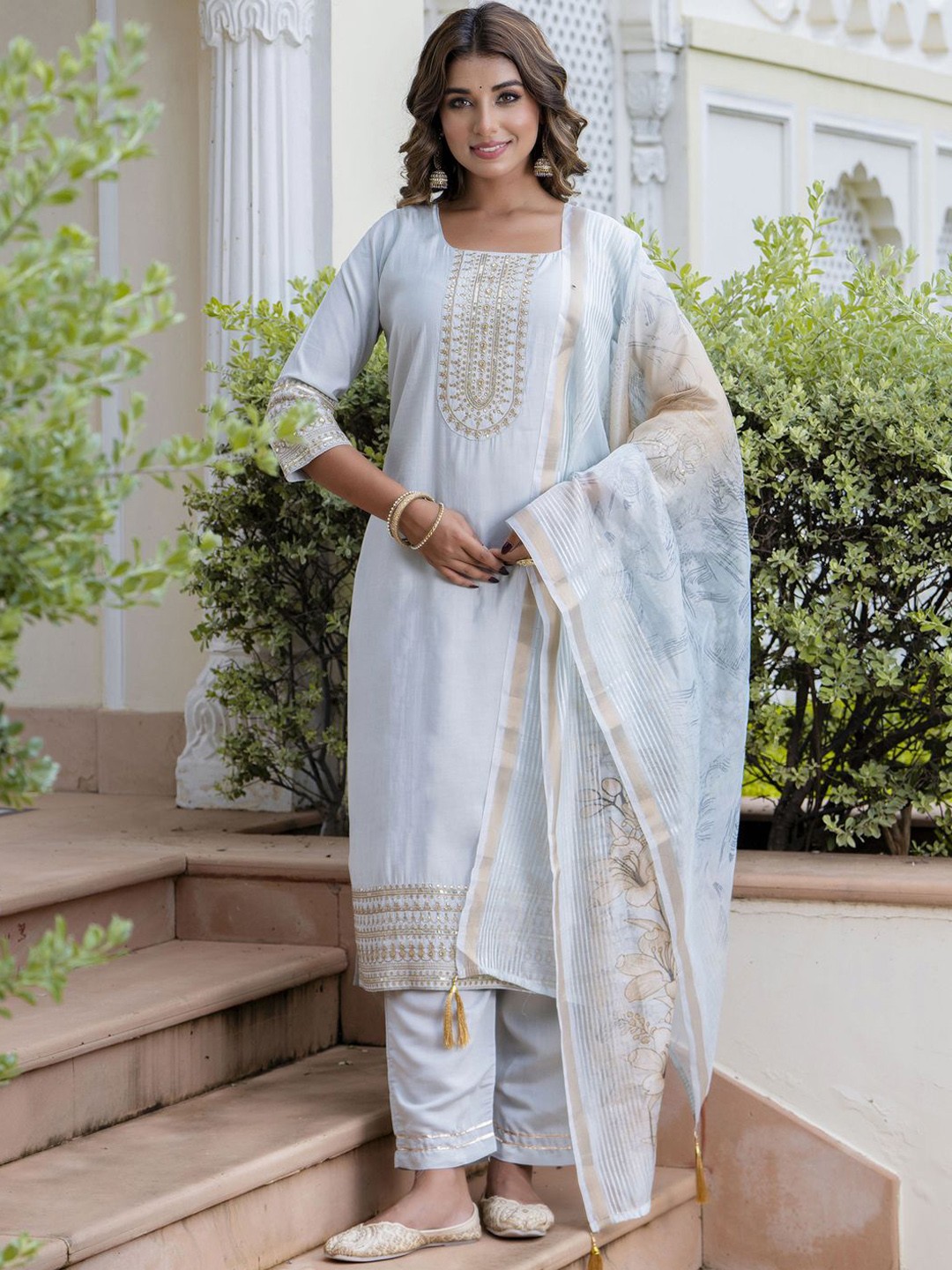 

VredeVogel Women Floral Embroidered Regular Kurta with Trousers & With Dupatta, Grey