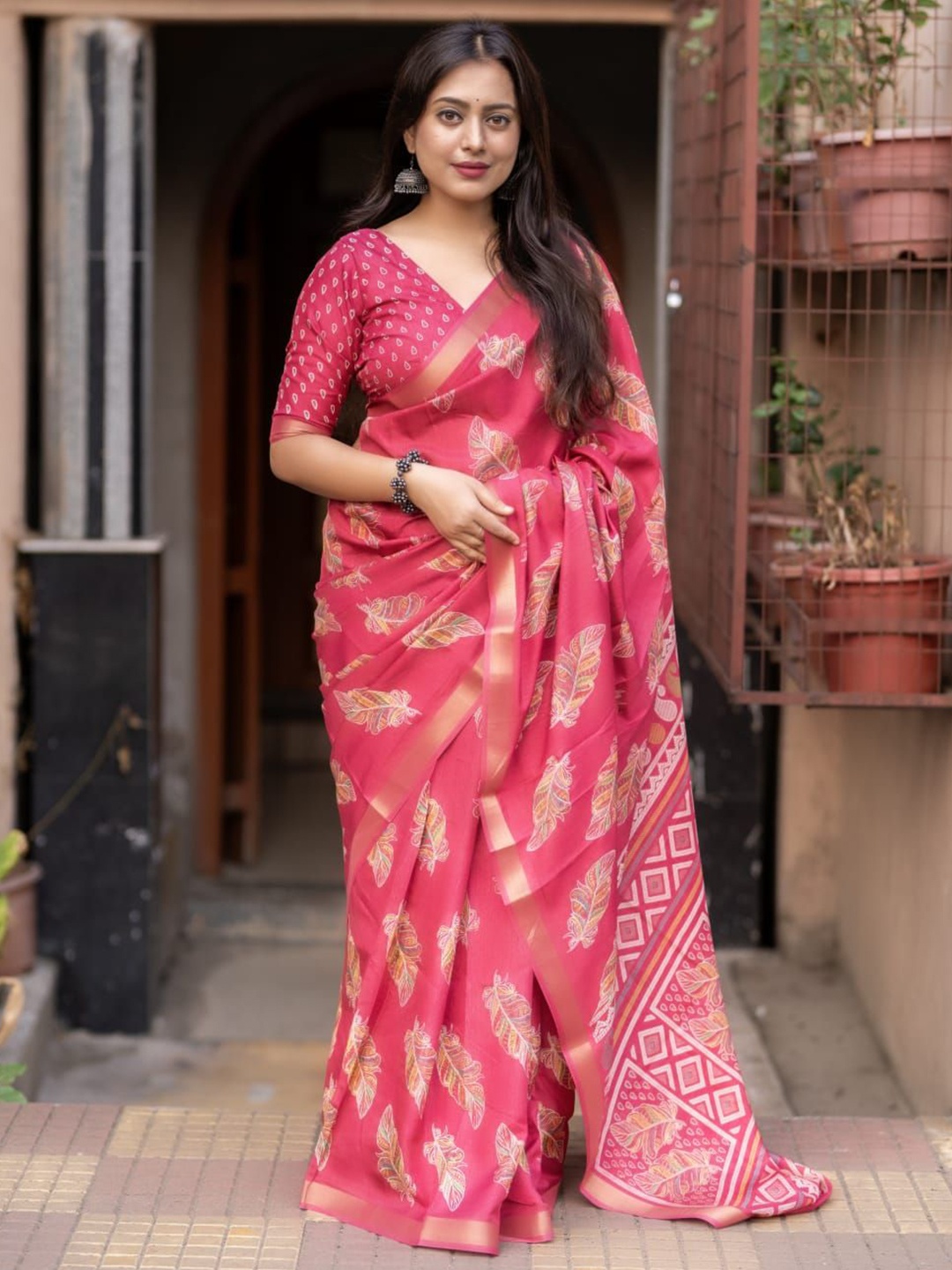 

STAVA CREATION Ethnic Motifs Printed Zari Saree, Pink