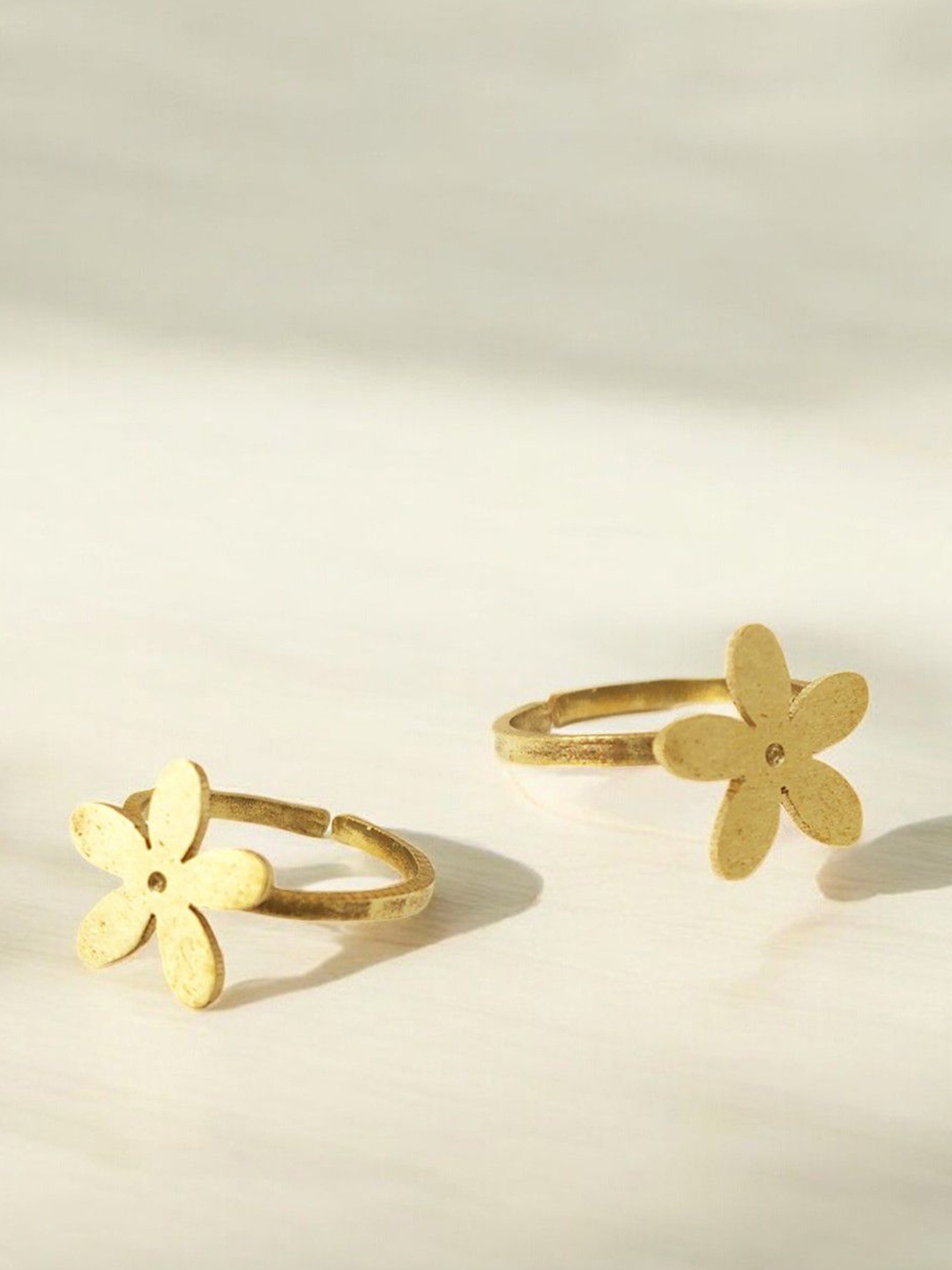 

Goldnera Flower Charm Ethnic Adjustable Toe Rings, Gold