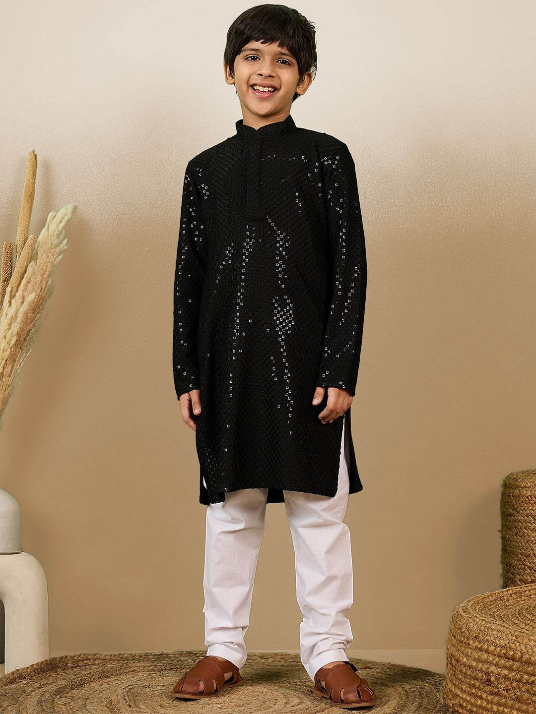 

Here&Now X Sanwara Boys Ethnic Motifs Embroidered Regular Chikankari Pure Cotton Kurta with Trousers, Black