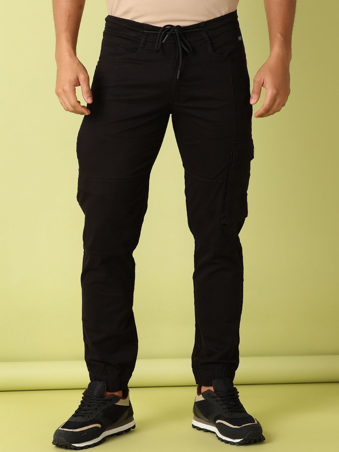 

V-Mart Men Mid-Rise Cargos Trousers, Black