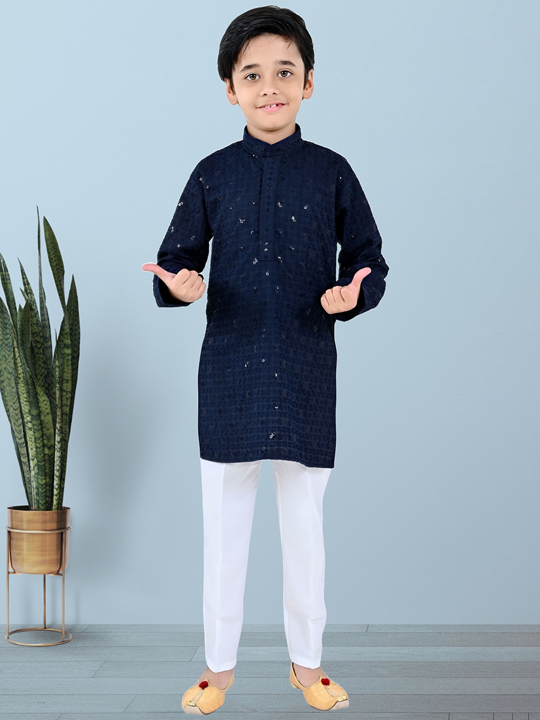 

BAESD Boys Floral Embroidered Mandarin Collar Kurta With Trousers, Navy blue