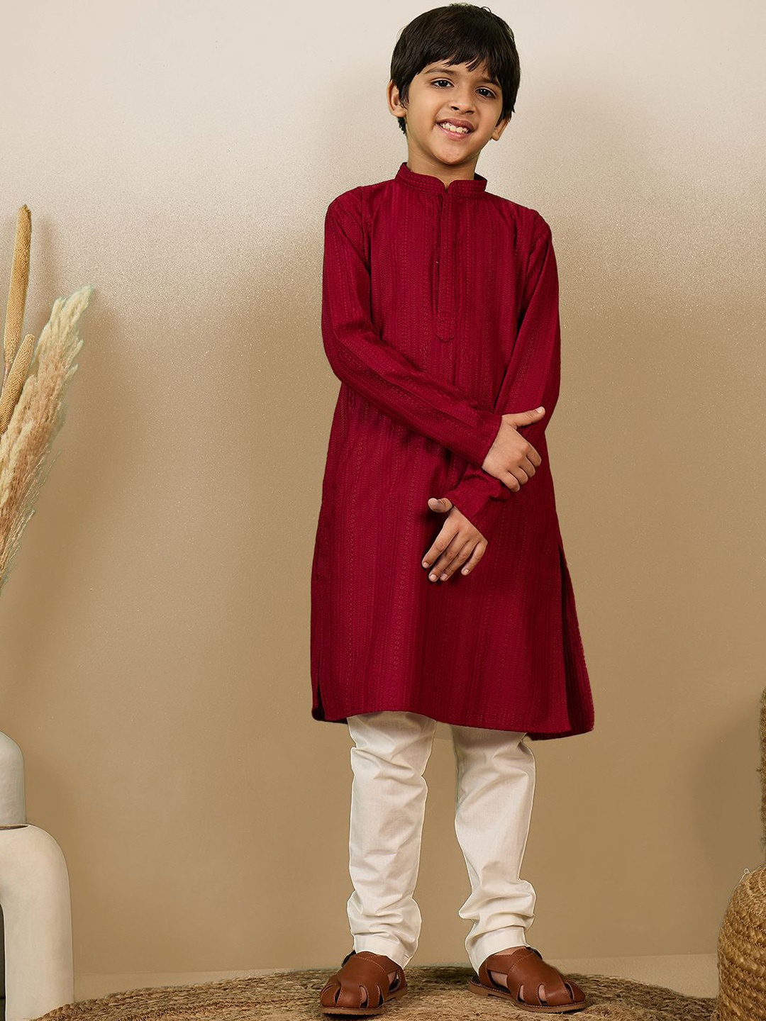 

Here&Now X Sanwara Boys Ethnic Motifs Embroidered Regular Chikankari Pure Cotton Kurta with Trousers, Maroon