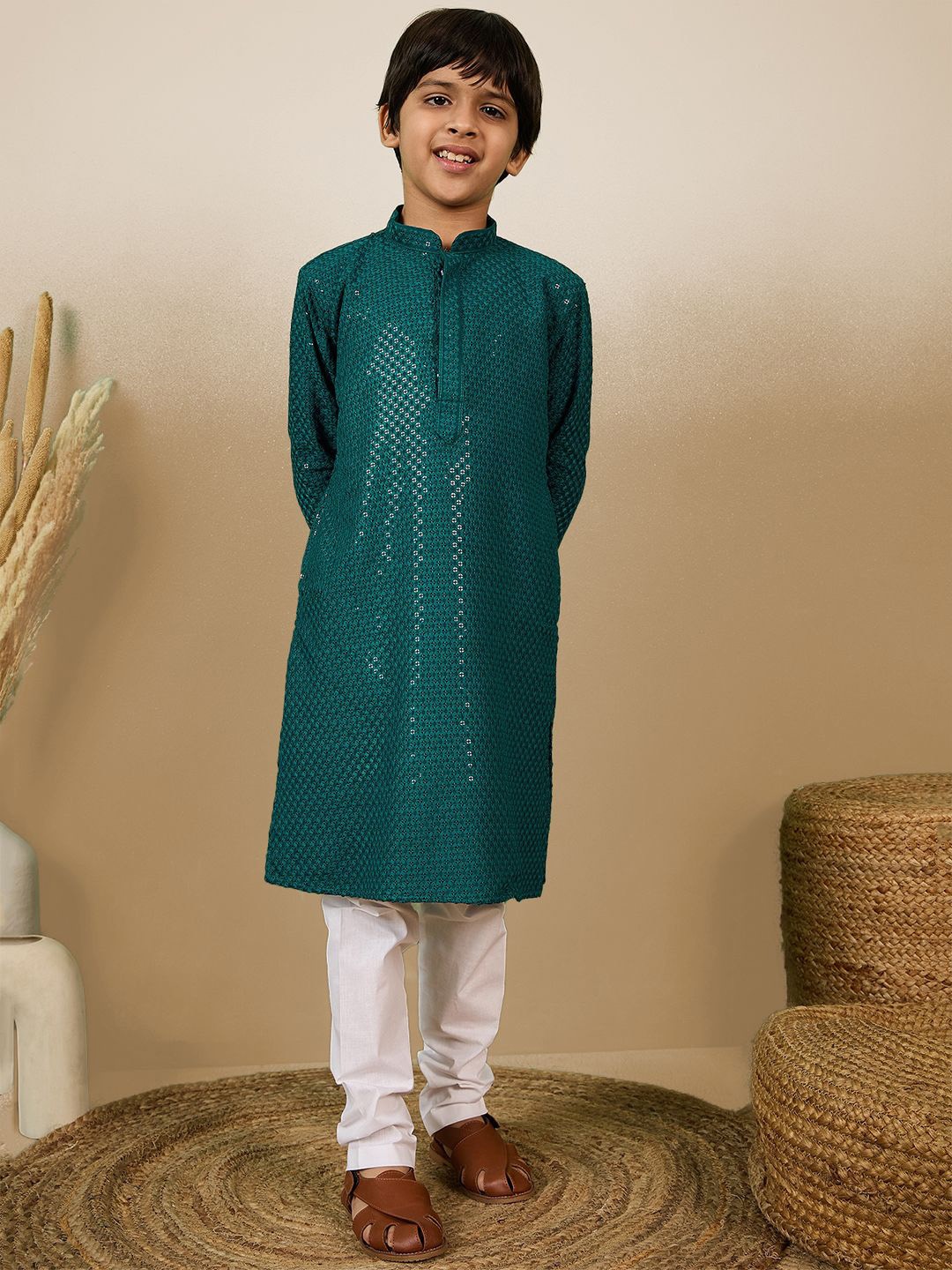 

Here&Now X Sanwara Boys Ethnic Motifs Embroidered Regular Chikankari Pure Cotton Kurta with Trousers, Green