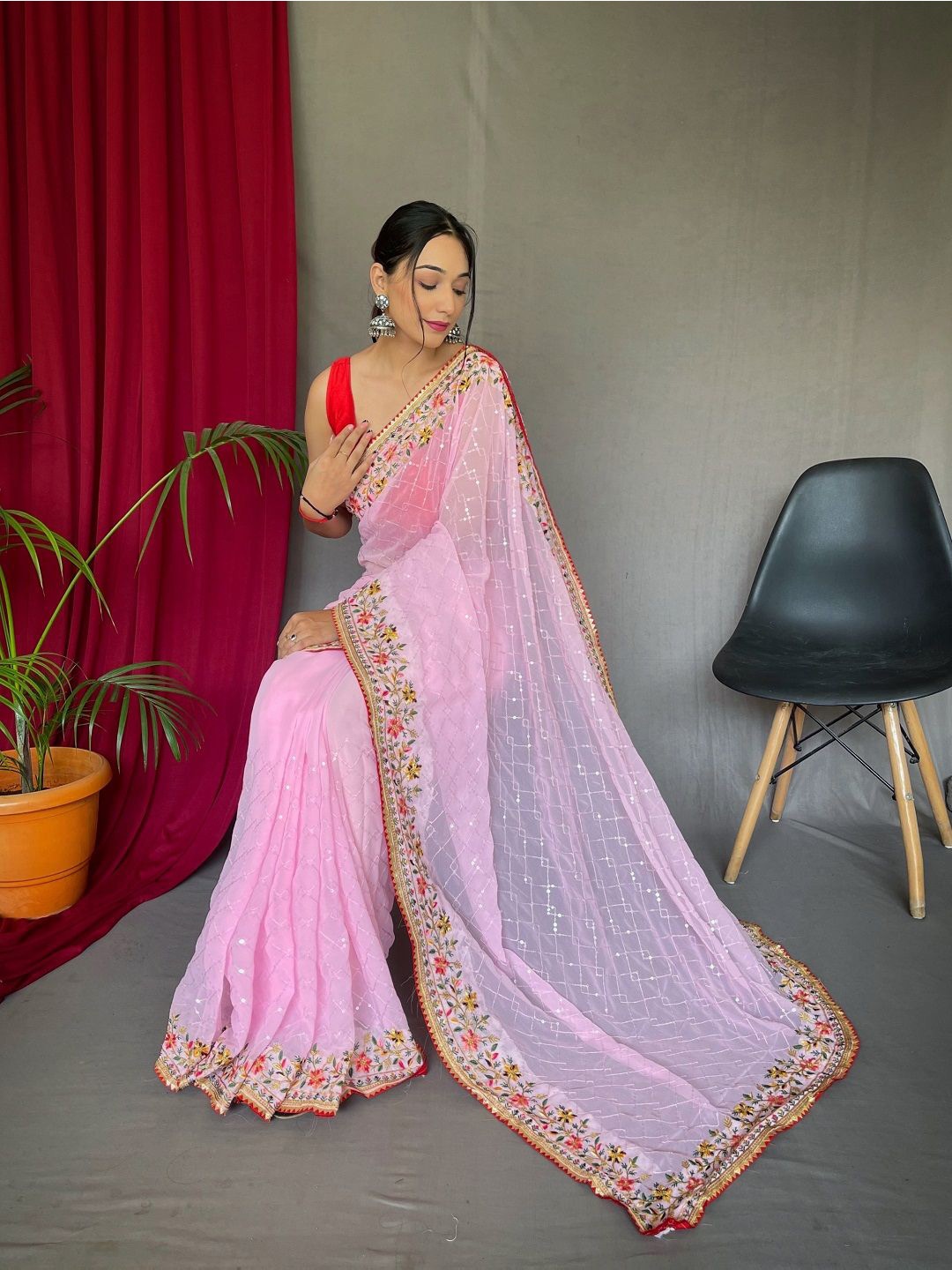 

Mameraa Floral Embroidered Sequinned Saree, Pink